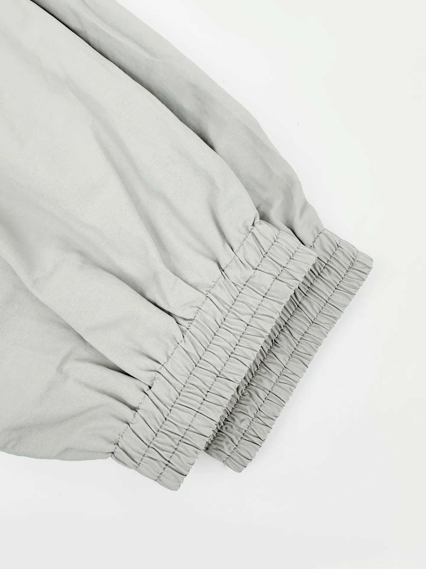 Acn Studios embroidered logo jacket Customized Ninglan light woven machine blend Lightweight and windproof Stiff and tough Light gravel cool gray calming the Scandinavian cool minimalist aesthetic Stand-up collar with full zipper for neat opening and closing Full lining on the inside to improve the smoothness of putting on and taking off Elastic elasticated precision cuffs at the hem create a relaxed and loose short-cut silhouette Three-dimensional logo embroidery in the same color on the back Engraved with STOCKHOLM Chronicle The embroidery is integrated with the body of the garment, hiding the brand's traceability context. The minimalist shape integrates the functional core to interpret the relaxed and relaxed style of high-end ready-to-wear. Process 1: Using imported machine embroidery technology. Using advanced computer control systems and precision mechanical components to realize the Acne Studios logo embroidery operation. High precision. The lines are smooth and delicate. Process 2: The fabrics have been fermented and washed. They have a better hand feel and texture. They are not easy to deform, shrink or fade. Maintain long-term beauty Accessories: Customized 1:1 Acne webbing Customized 1:1 Acne zipper Customized 1:1 Acne trademark Version: Loose version Size: 44 46 48 50 Style number: CC 7004